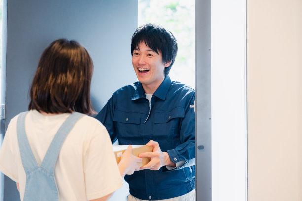 一个微笑着送包裹的年轻人图片下载