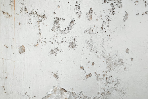 一幢老房子的墙被水冲毁了。水损坏建筑物内部。墙坏了。图片下载