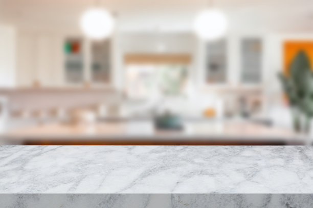 空的白色大理石桌子与厨房的散焦背景图片下载