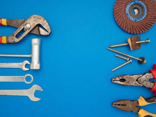 工作工具在蓝色背景上。锤子、螺丝刀、扳手和钳子图片下载