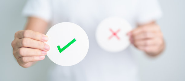 女人展示正确的符号纸。真与假，接受与拒绝，评价，投票，投票，是或否和调查概念图片下载