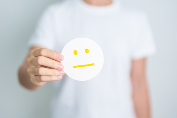 女性情感表情纸、心理健康评估、心理学、健康养生、反馈、顾客评论、体验、满意度调查、积极思考、世界心理卫生日图片下载