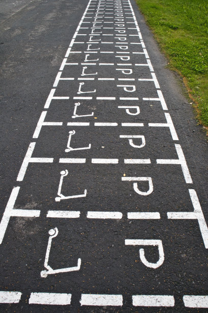 地面上有供滑板车使用的停车场标志图片下载