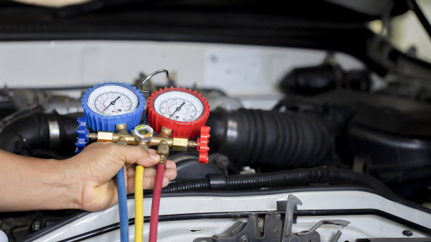 汽车空调检查服务，检漏，充注制冷剂。设备和仪表由专业技术人员在车内进行液体冷却。图片下载