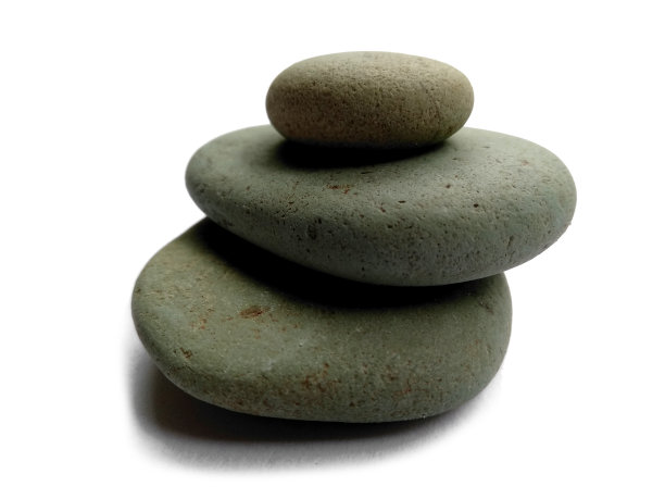 禅宗石水疗背景。三颗禅宗石头被隔离在白色的背景上。白色背景上孤立的一堆石头图片下载