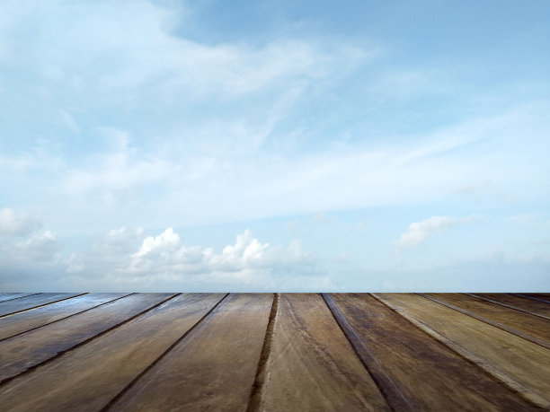 有云质感的木地板。工作室桌室背景。工作室背景，用于产品推广图片下载