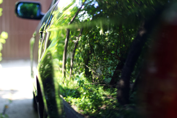 一辆黑色旧车的尾灯图片下载