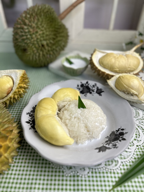 榴莲果或称臭果，果中之王。成熟的榴莲和美味的已剥皮的榴莲，与糯米或酥榴莲一起食用图片下载