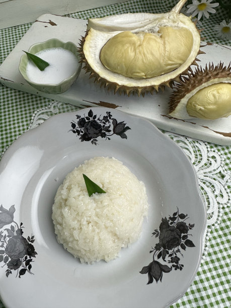 榴莲果或称臭果，果中之王。成熟的榴莲和美味的已剥皮的榴莲，与糯米或酥榴莲一起食用图片下载