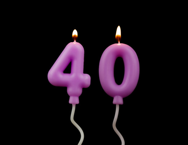 黑色背景上的气球造型生日蜡烛，数字40图片下载