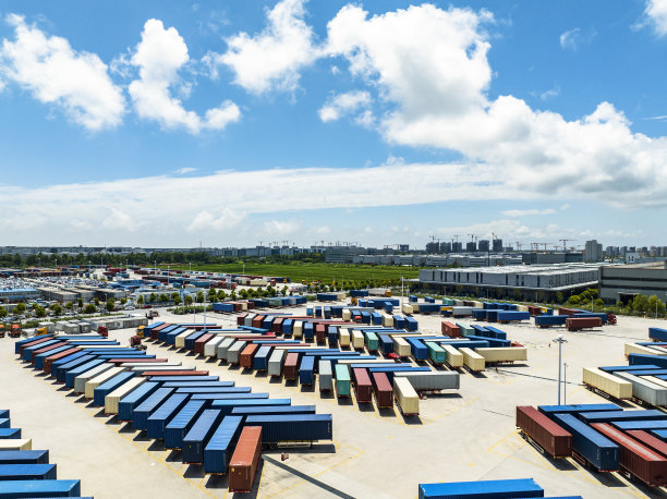 联运货场内卡车挂车的鸟瞰图图片下载