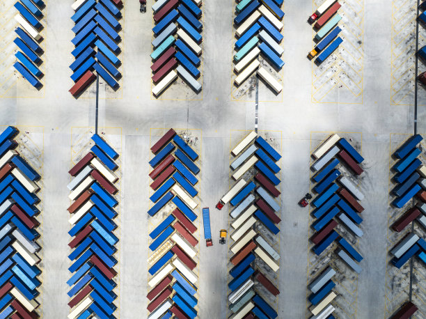 联运货场内卡车挂车的鸟瞰图图片下载