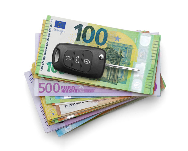 车钥匙放在一堆欧元钞票上图片下载