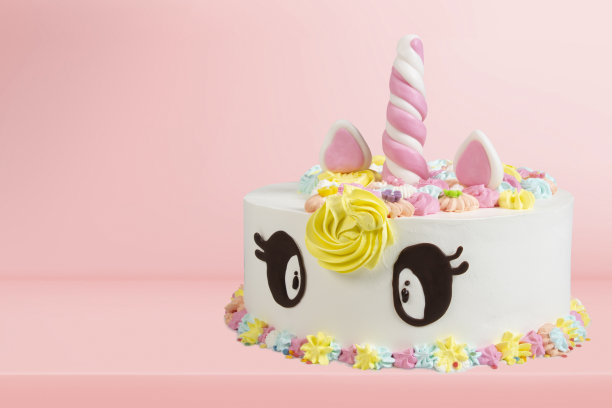 粉红色背景的独角兽蛋糕。图片下载