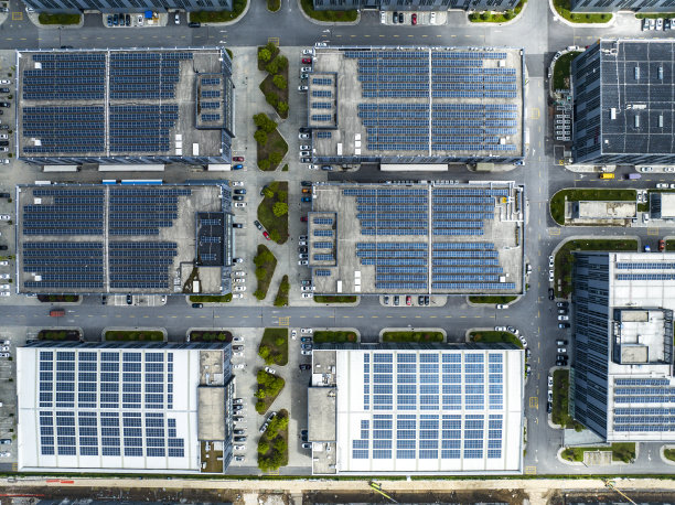 鸟瞰安装在工厂屋顶的太阳能电池板，蓝色闪亮的太阳能光伏板系统产品。图片下载