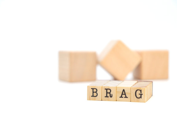 在木块上吹牛图片下载