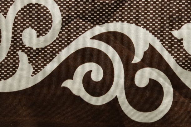 在棕色和白色组合的丝绸布料上的抽象曲线设计图片下载