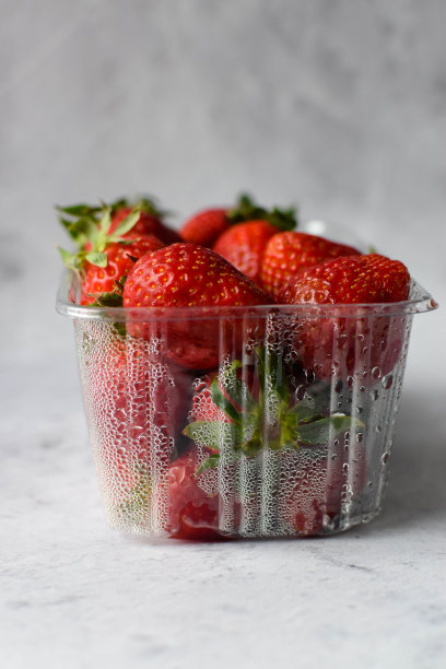 塑料盒里的草莓图片下载