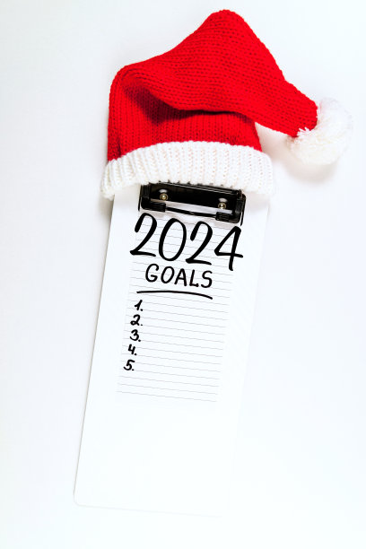 2024年新年计划在办公桌上。2024年决心清单，笔记本，咖啡杯放在桌子上。目标，决议，计划，行动，清单概念。2023年新年模板，拷贝空间图片下载