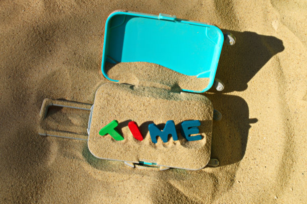 蓝色手提箱里的沙子图片下载