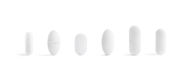 一组不同的药片在白色上隔离成一排图片下载