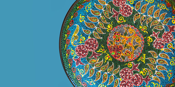 古典传统的乌兹别克陶瓷，手工制作的彩色菜肴。孤立，纯色背景，横幅，复制空间。塔什干,乌兹别克斯坦图片下载