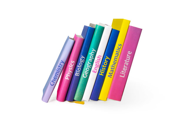 学校的彩色教科书孤立在白色的背景上。书在书架上。基础学科:数学、文学、物理、化学图片下载