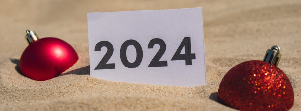 2024文本在纸贺卡背景沙滩阳光海岸。圣诞球新年新我装饰。暑假装饰。假日概念日历日期明信片。得到了图片下载