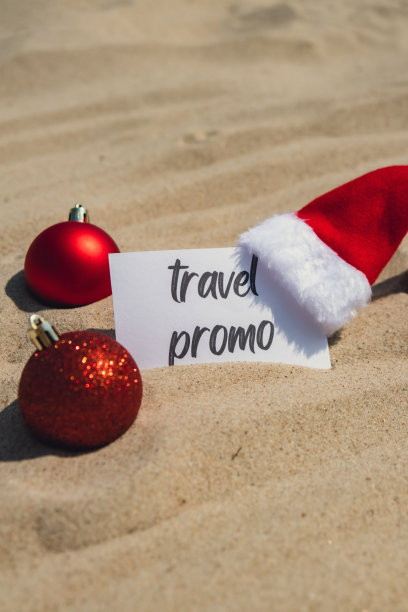 旅游促销文字在纸贺卡背景沙滩阳光海岸。圣诞球圣诞帽新年新我装饰。暑假装饰。假日概念日历日期明信片。得到了图片下载