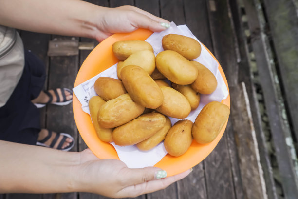 盘子里的圆形和椭圆形黑面包的特写照片。路堤根当是印尼阿南巴斯塔伦帕的典型美食图片下载