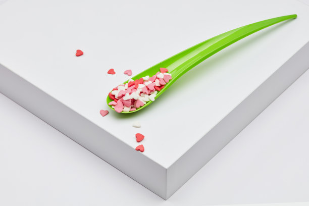 背景色彩鲜艳的糖果心情人节的白色背景。图片下载