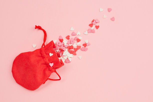 粉红色背景上的红心包图片下载