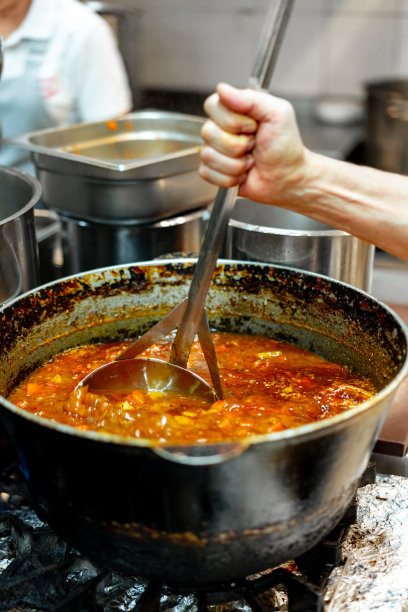 厨师在餐厅厨房近距离烹饪食物图片下载