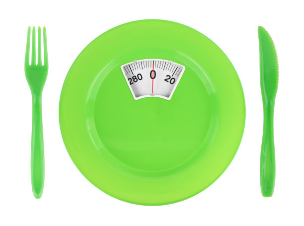 饮食概念餐盘与刀叉隔离在白色透明的背景上，顶部可见图片下载