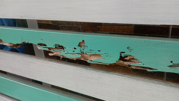 绿色和白色的木椅图片下载