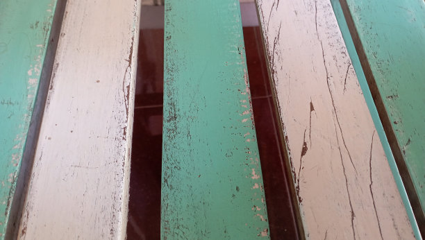 绿色和白色的木椅图片下载