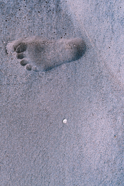 岩石纹理复制空间背景上的足迹图片下载