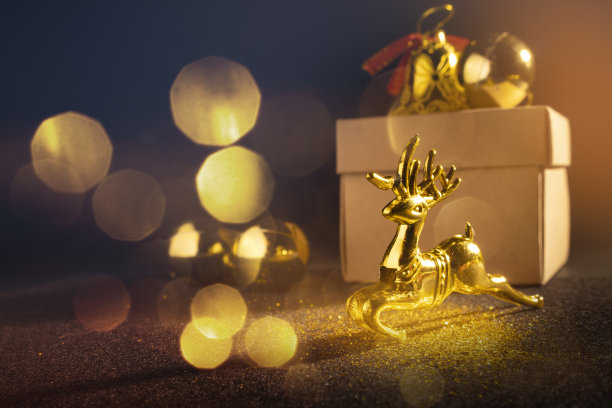 金鹿雕像和圣诞礼品盒。图片下载
