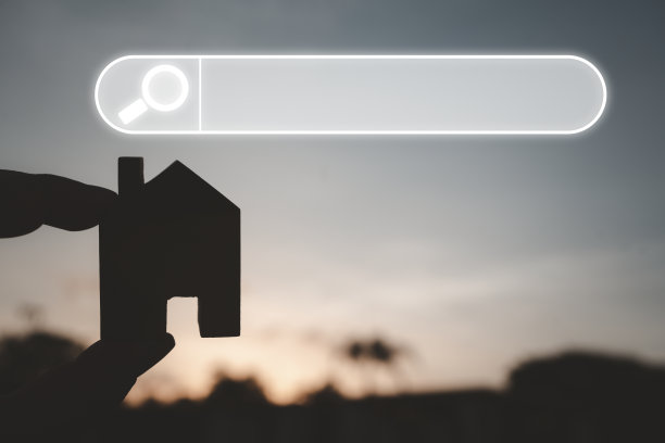 手持微型房子，用放大镜在屏幕上搜索图标，选择最好的房子保险，做出正确的家庭投资理念决策图片下载