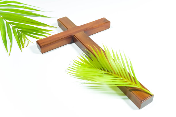 棕枝主日天主教徒在棕枝主日使用的木制十字架和棕榈叶图片下载