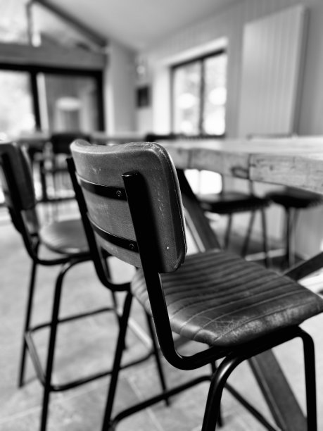 餐馆里空着的桌椅图片下载