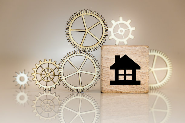 木块上的房子标志，时钟齿轮和机制，智能家居图标，概念，技术和现代建筑，家庭安全，保护和舒适图片下载