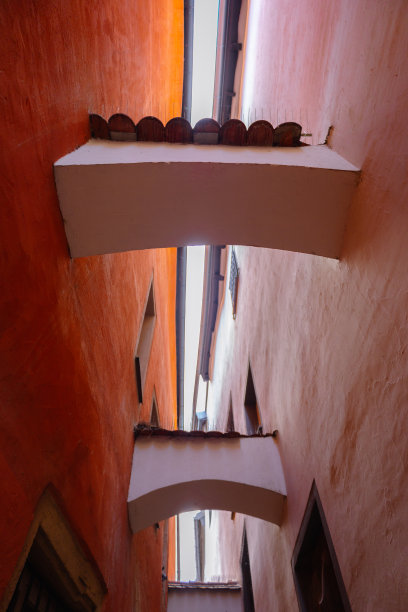 从下往上看房子。不寻常的屋顶和五颜六色的墙壁。图片下载