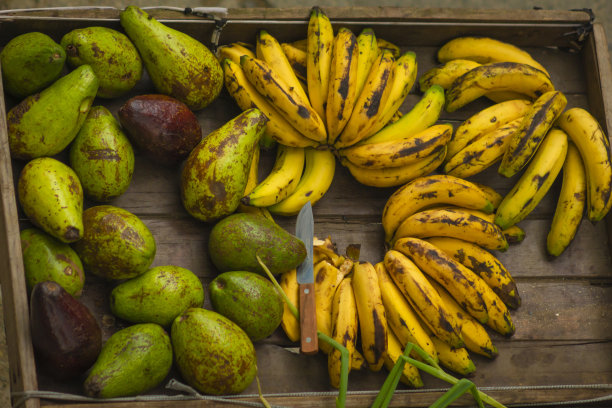 在传统的哥伦比亚市场广场上展示水果和蔬菜图片下载