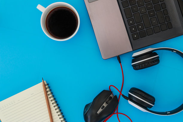 咖啡杯和笔记本电脑的耳机图片下载