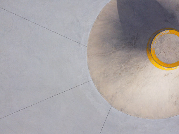 空中俯瞰的滑板公园坡道，滑板的概念图片下载