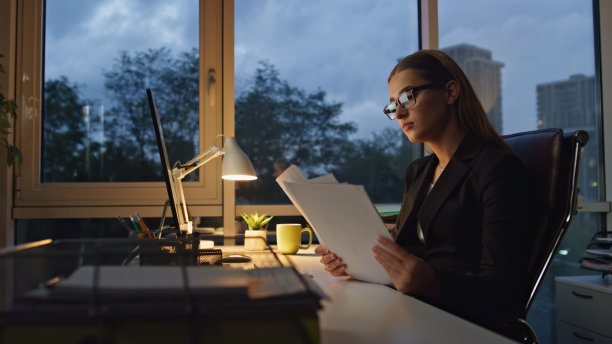 忙碌的员工在办公室工作到很晚。公司培训生打字电脑图片下载
