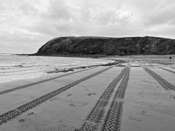 沙滩上的轮胎印图片下载