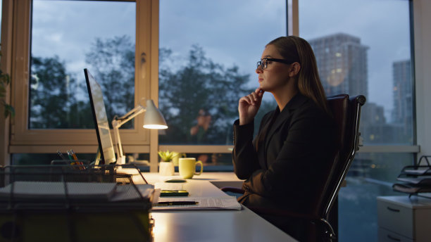 成功的企业家在办公室通宵工作。专注的女人产生想法图片下载