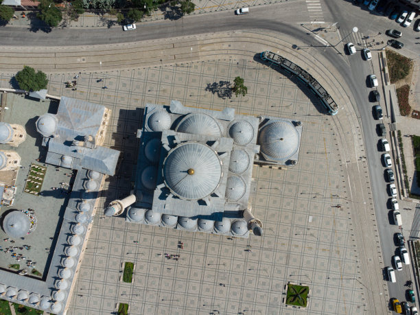 2023年土耳其科尼亚梅乌拉那广场和苏丹塞利姆清真寺的无人机图像图片下载